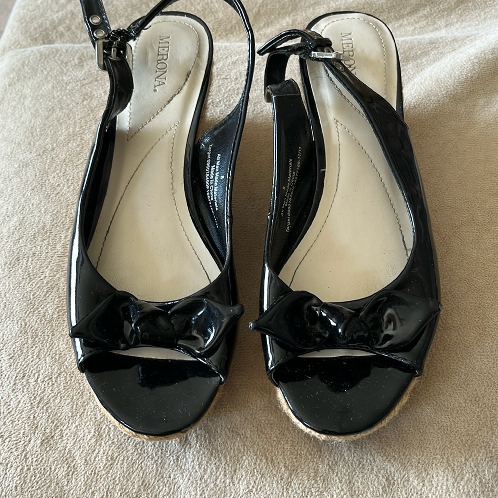 Ladies Black Patent w Jute Wedge! Beautiful patent bow, sz. 8. Casual or dressy!